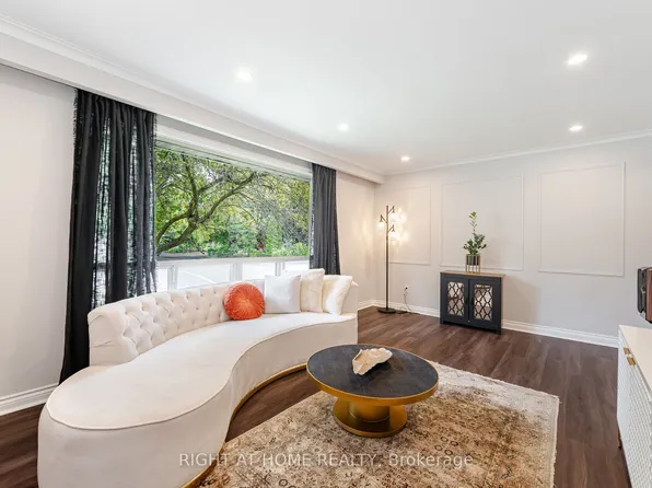 15 Kemano Rd, Aurora, ON L4G 2Y2