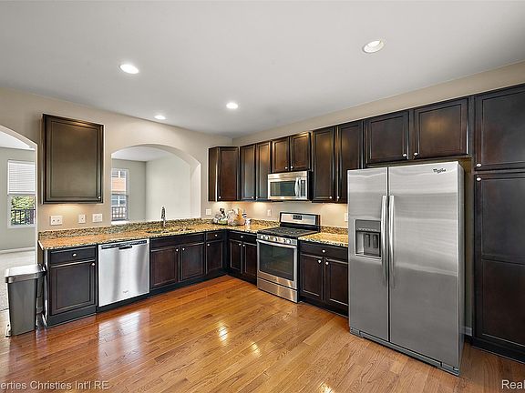 4th image of 27928 Hopkins Dr