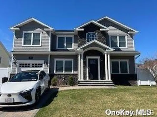 35 Southwood Circle, Syosset, NY 11791