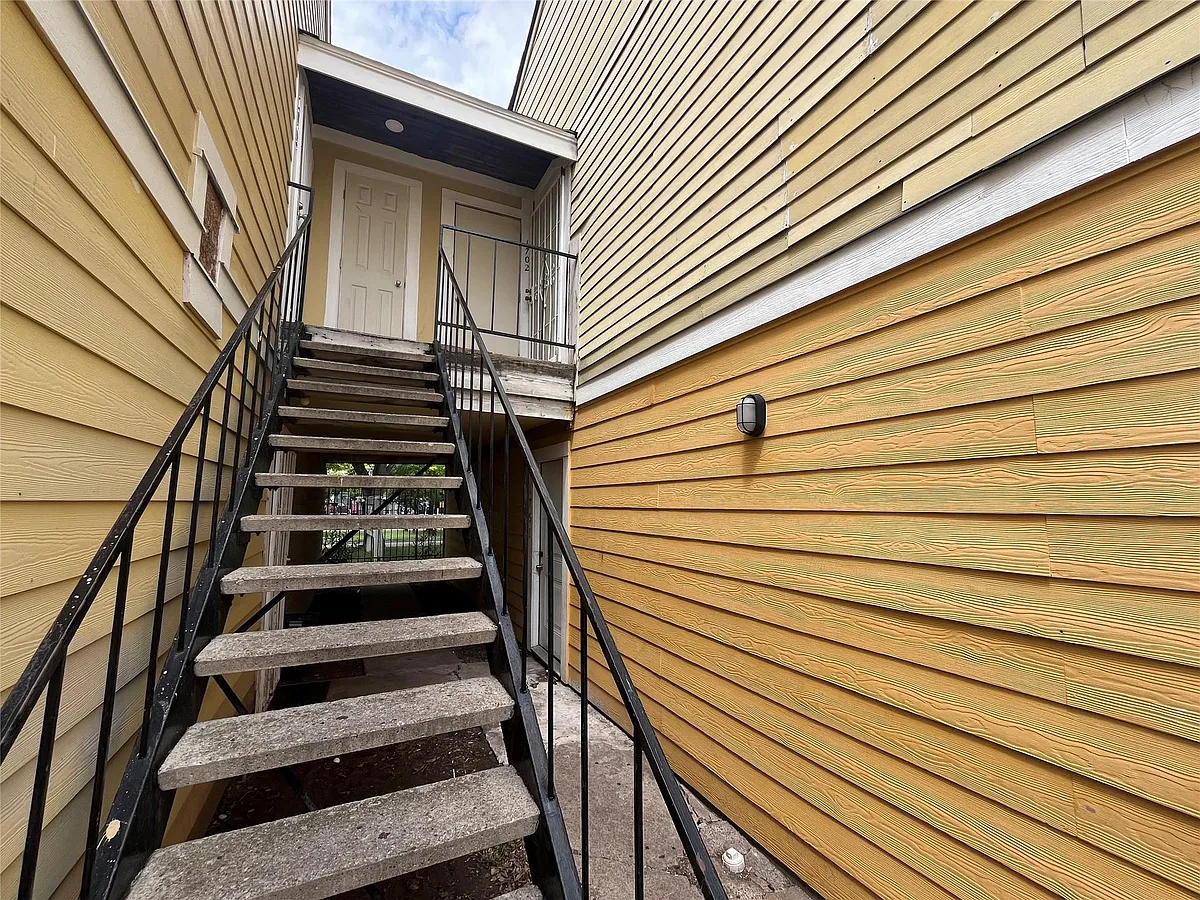 Building Photo - 8405 Wilcrest Dr #1702