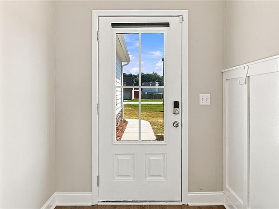 5th image of 32 Churchhill Dr
