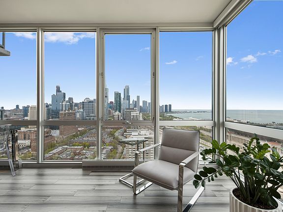 3rd image of 1629 S Prairie Ave Unit 2801