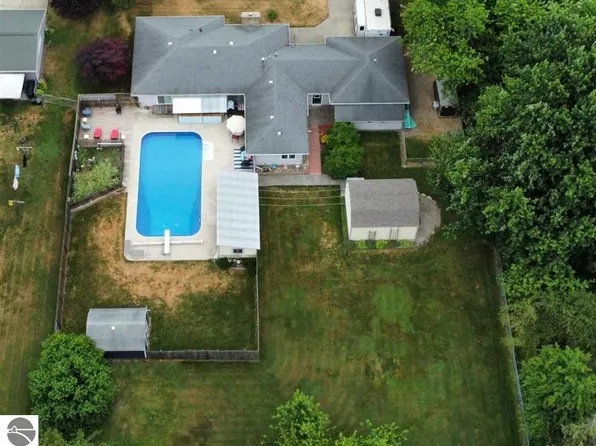 505 Eaton St, Breckenridge, MI 48615