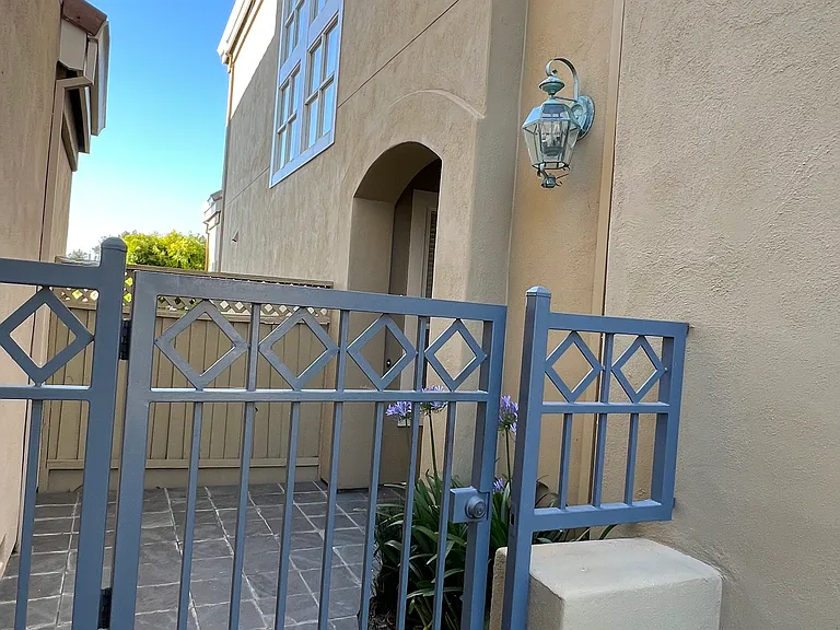 Private gate entry to 919 Corriente
