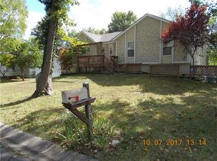 220 SW Parkwood Dr, Blue Springs, MO 64014