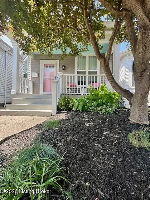 2 bed, 1.0 bath, 1018 sqft, $2,400 — Photo 2