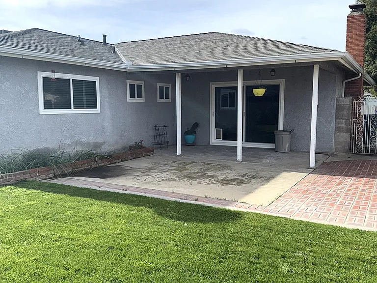 33 Russell Ave — Photo 37
