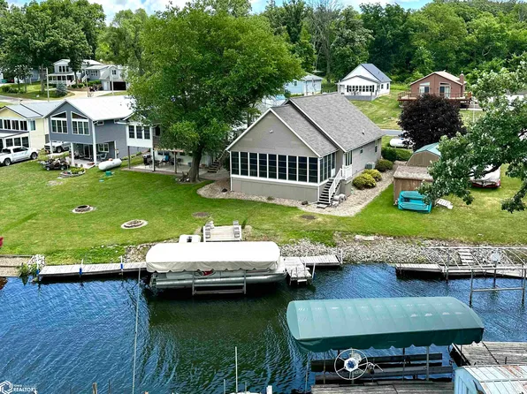 3218 E Lakeshore Dr, Brooklyn, IA 52211