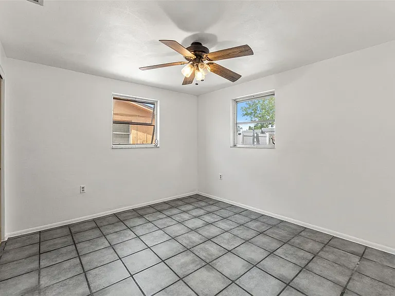 1050 Saxon Ln — Photo 8