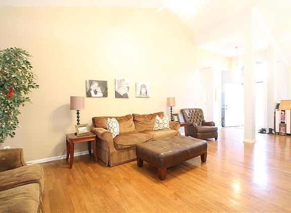 3rd image of 401 Ramble Wood Cir