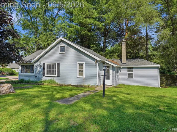 7085 Colony Dr, West Bloomfield, MI 48323
