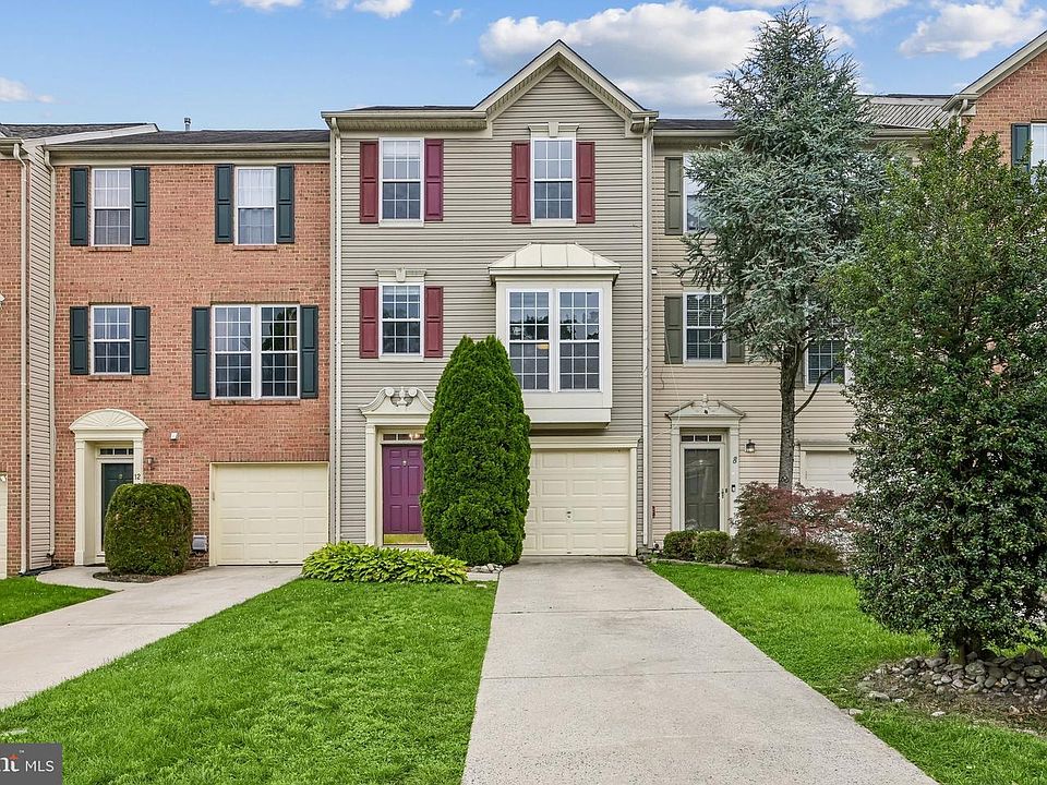 1st image of 10 Saddle Ln