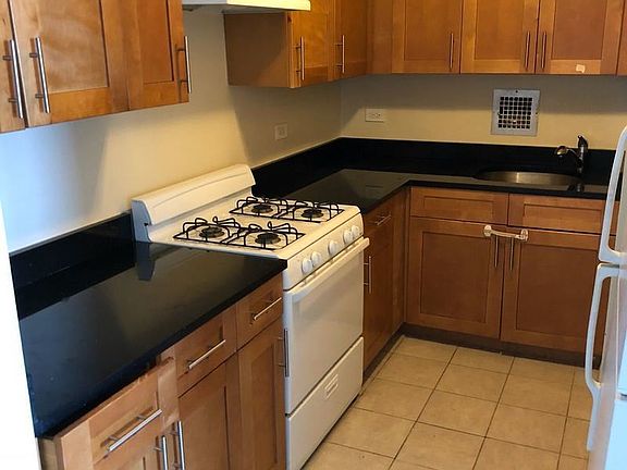 5th image of 465 E 7th St APT 7C