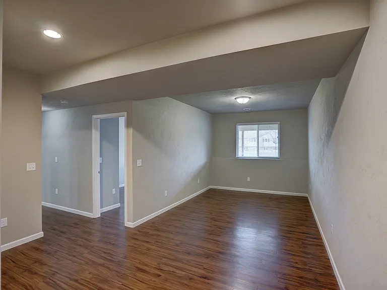 826 Thompson Dr — Photo 5