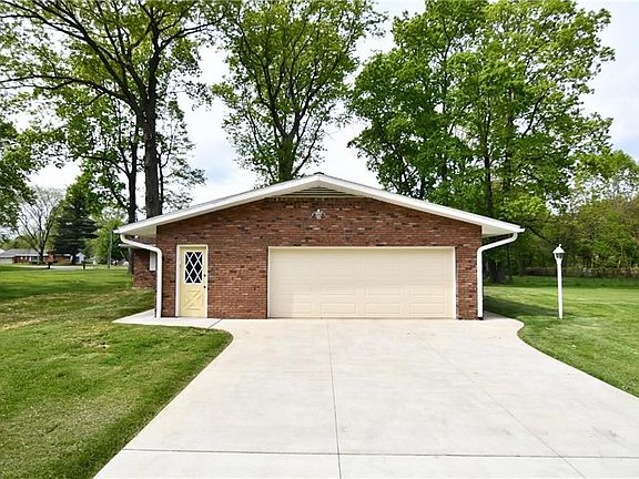 3rd image of 585 Highland Park Dr