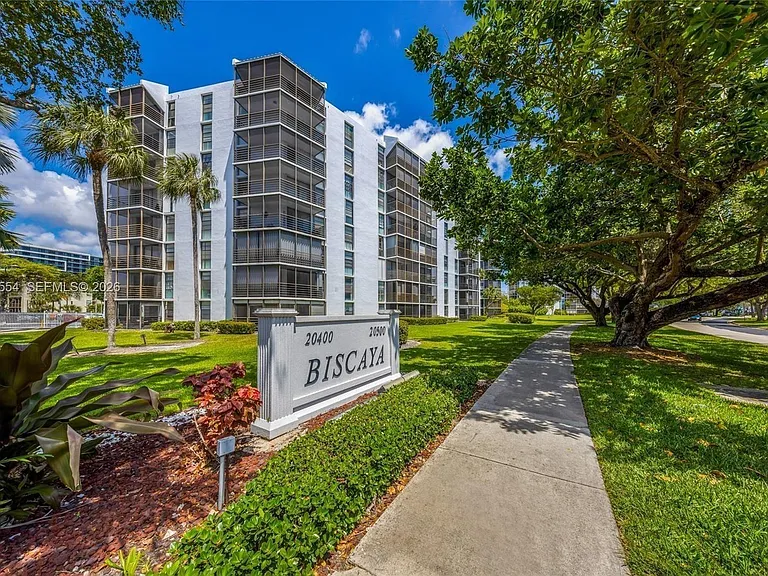 20400 W Country Club Dr #812 — Photo 3