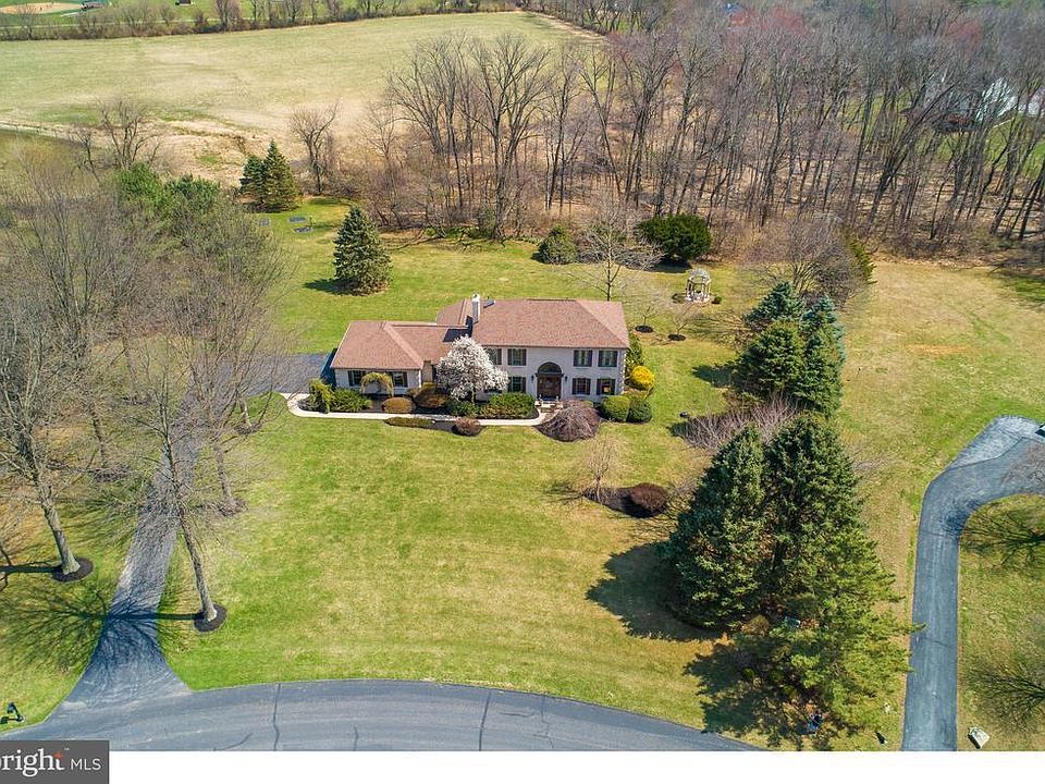 1st image of 10 Quail Hill Ln