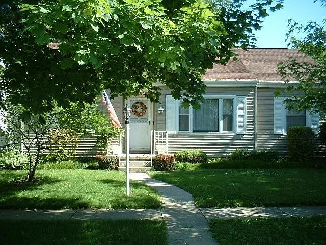 926 Putnam St photo 1