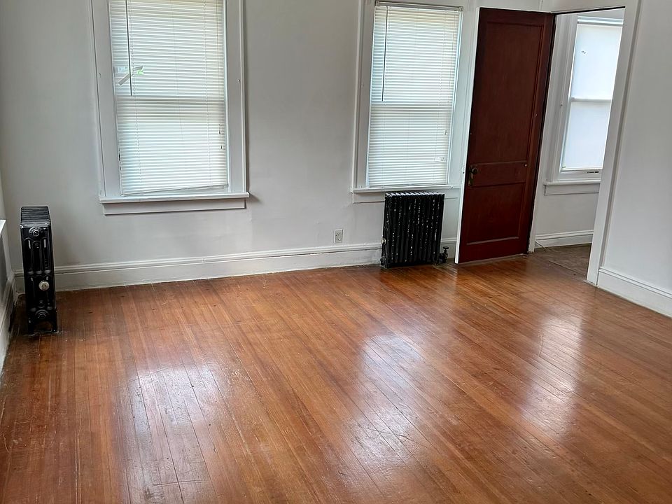 Bedroom w walk in closet