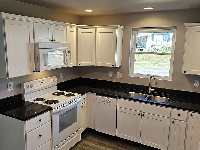 402 S Adams St — Photo 2