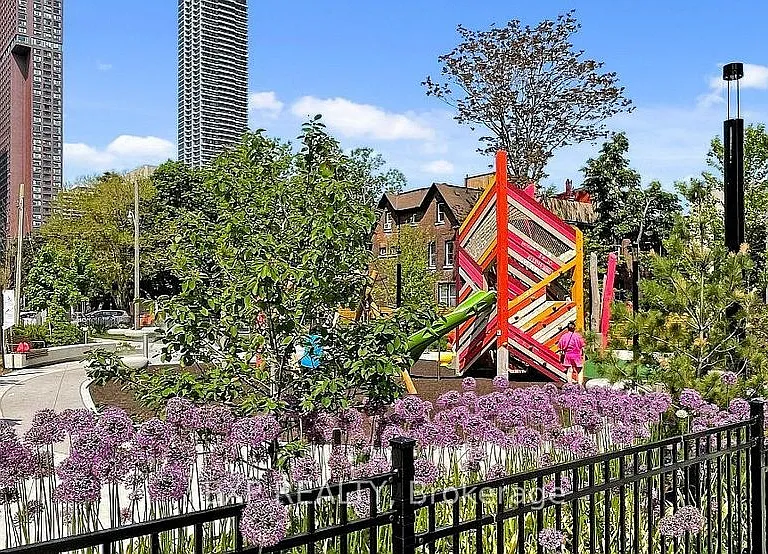 585 Bloor St E #318 — Photo 33