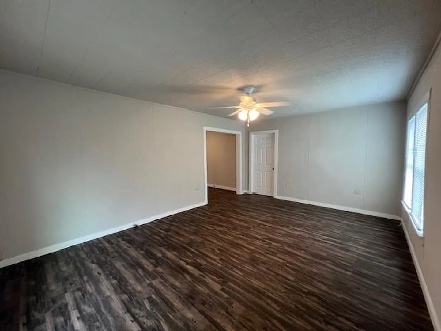 2209 Homan Ave — Photo 2