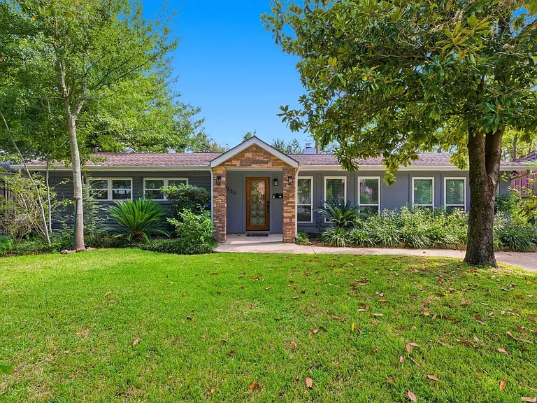 1320 Woodvine Dr — Photo 1
