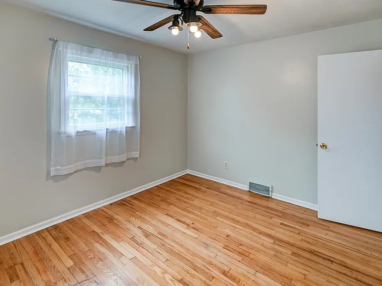 10 Bradford Ln — Photo 37