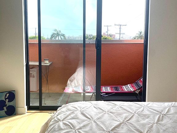 4th image of 426 N Venice Blvd