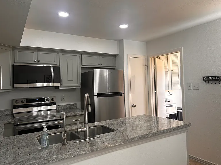 8102 Amelia Rd #H408 — Photo 3