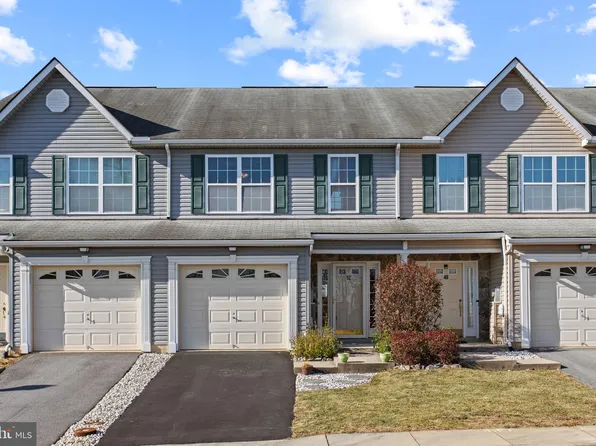 52 McGlynn Ln, Bunker Hill, WV 25413