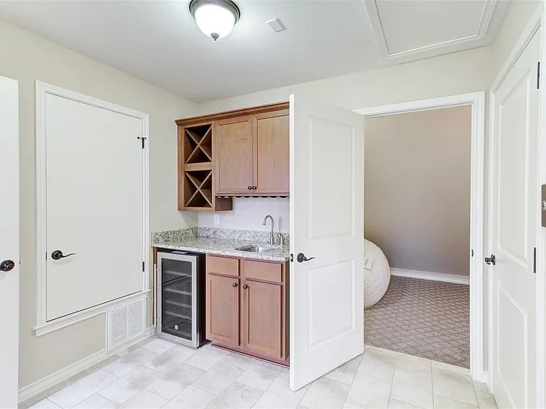224 Adams St — Photo 8