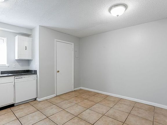 2nd image of 2414 Lyndon Ave APT 3