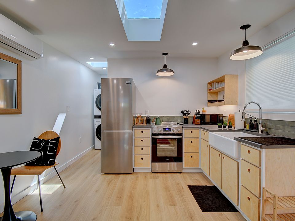 1st image of 433 Carlisle Blvd NE