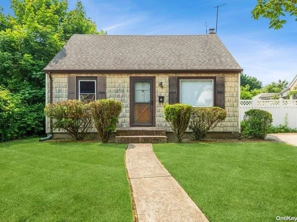 70 Pleasantview Court, Copiague, NY 11726