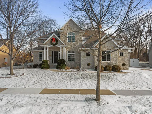 657 Hideaway Ct, Combined Locks, WI 54113