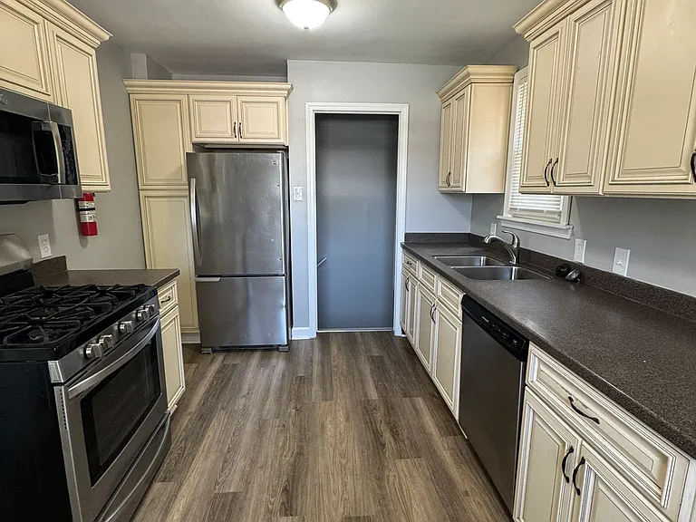 12835 Plum St — Photo 4