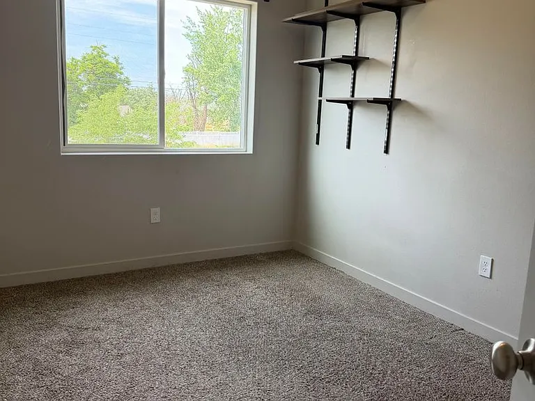 1039 NE Emerald Dr — Photo 10
