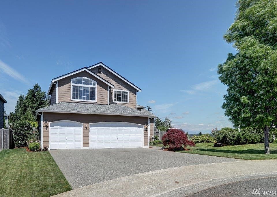 Welcome home to this rare view home located on a quiet cul de sac in Lakeland's Woodvue neighborhood. Featuring a 3 car garage and plenty of driveway parking. This turnkey home has been nicely updated w/50 yr roof, newer furnace & water heater & Meticulously maintained inside and out!