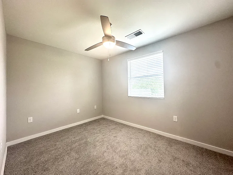 Oak Tree Apartments & Townhomes — Photo 32