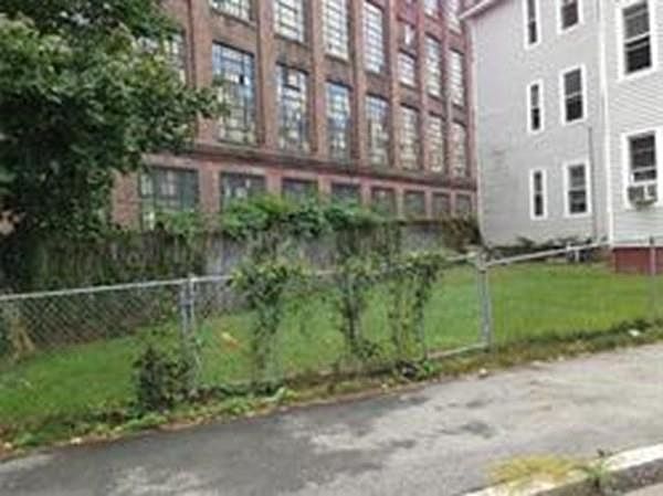 2nd image of 21 Crompton St #3