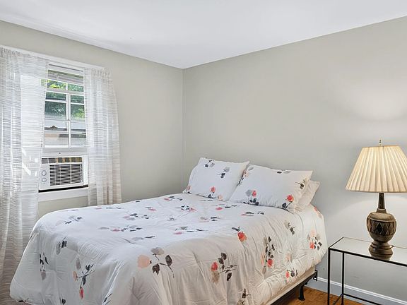 5th image of 101 Longfellow Dr
