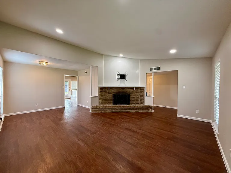435 Clear Creek Ln — Photo 2