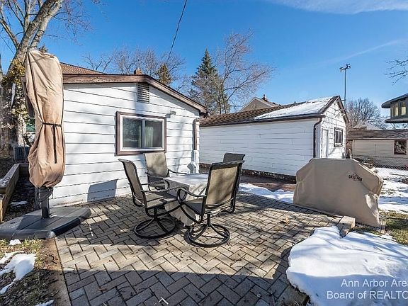 3rd image of 2069 Midvale Ave