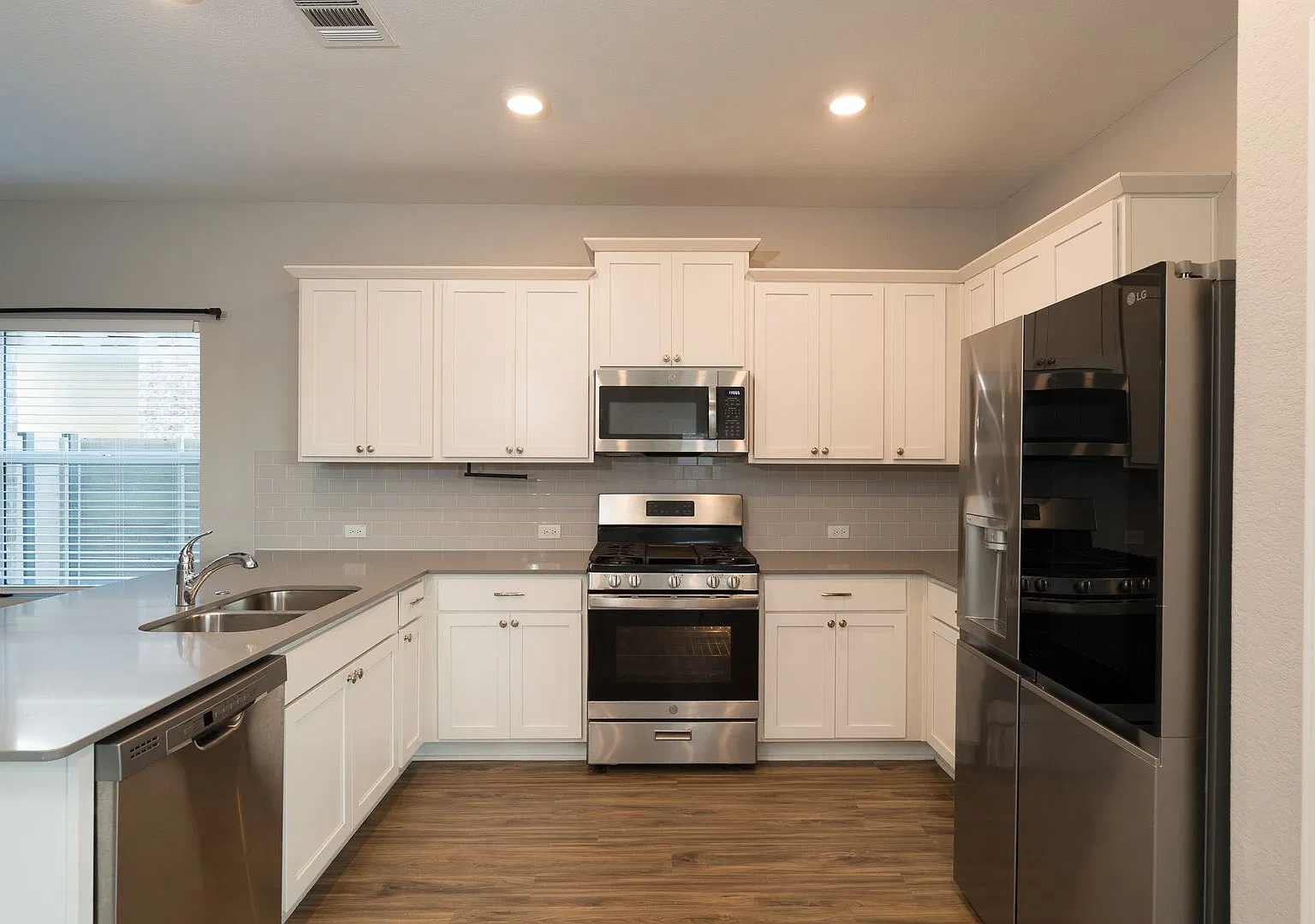 717 Legends Lane, Georgetown Tx 78628 *Lawn Maintenance Included* — Photo 4