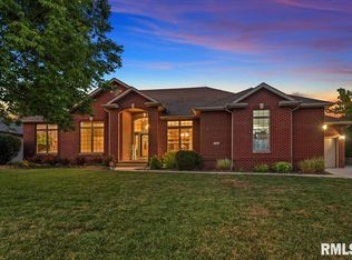 207 Cumberland Dr, Rochester, IL 62563