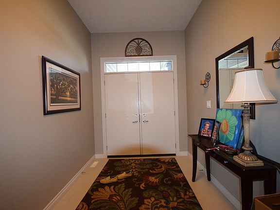 Entry Foyer - Facing fron...