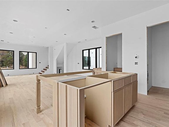 3rd image of 3960 Clairmont Rd