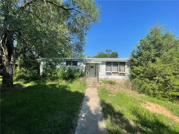 605 N 142nd St, Bonner Springs, KS 66012