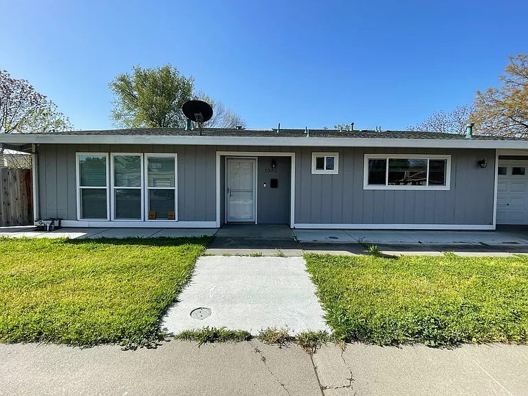 1362 E Oak Ave — Photo 1